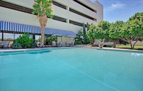 Crowne Plaza PHX Airport pool