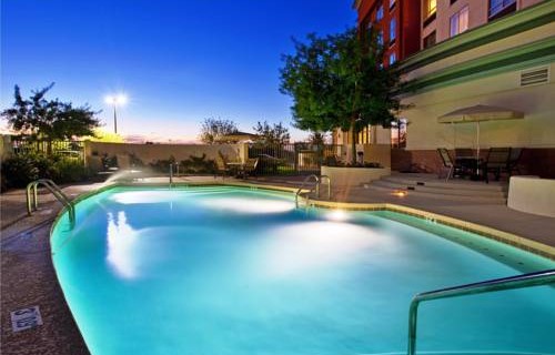 holiday-inn-phoenix-airport-pool-w